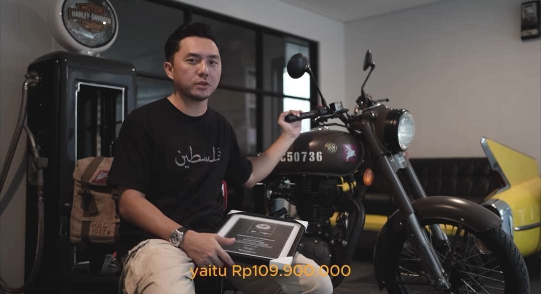 Ananda Omesh dan sang istri, Dian Ayu Lestari, melelang motor Royal Enfield Classic 500 Pegasus Limited Edition untu Palestina. (Foto: Instagram @omeshomesh)