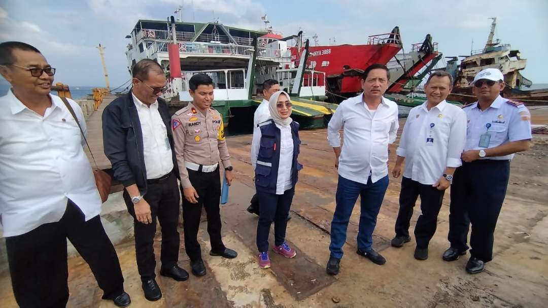 Direktur Utama ASDP Ir Puspadewi mengecek dermaga Bulusan bersama Dirjen Perhubungan Darat Hendro Sugianto pekan lalu (Foto: Muh Hujaini/Ngopibareng.idl)