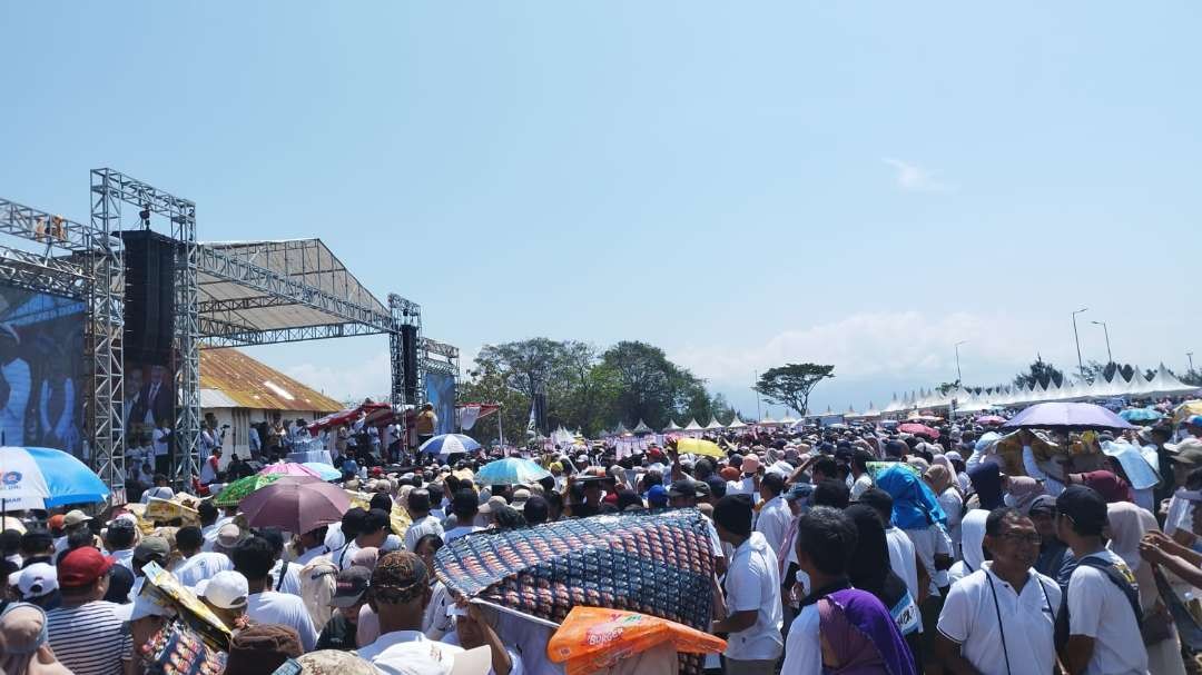 Puluhan ribu warga Banyuwangi memadati Pantai Boom dalam acara jalan sehat (foto:Muh Hujaini/Ngopibareng.id)