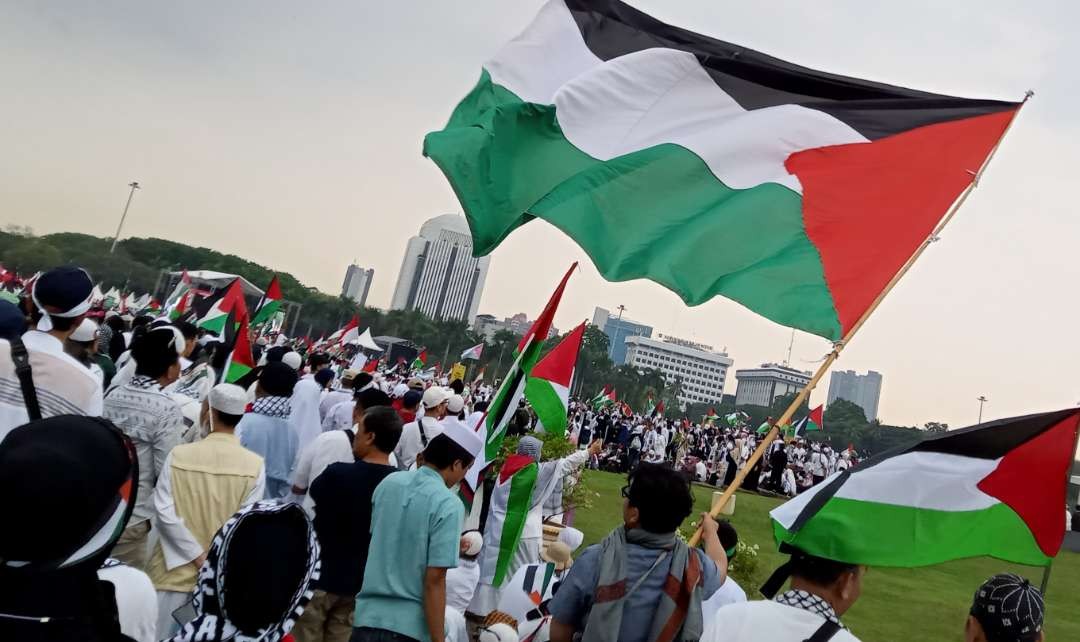 Aksi damai Aliansi Rakyat Indonesia bela Palestina di Monas dihadiri ratusan ribu orang ( foto; Asmanu Sudharso/ngopibarengmid)