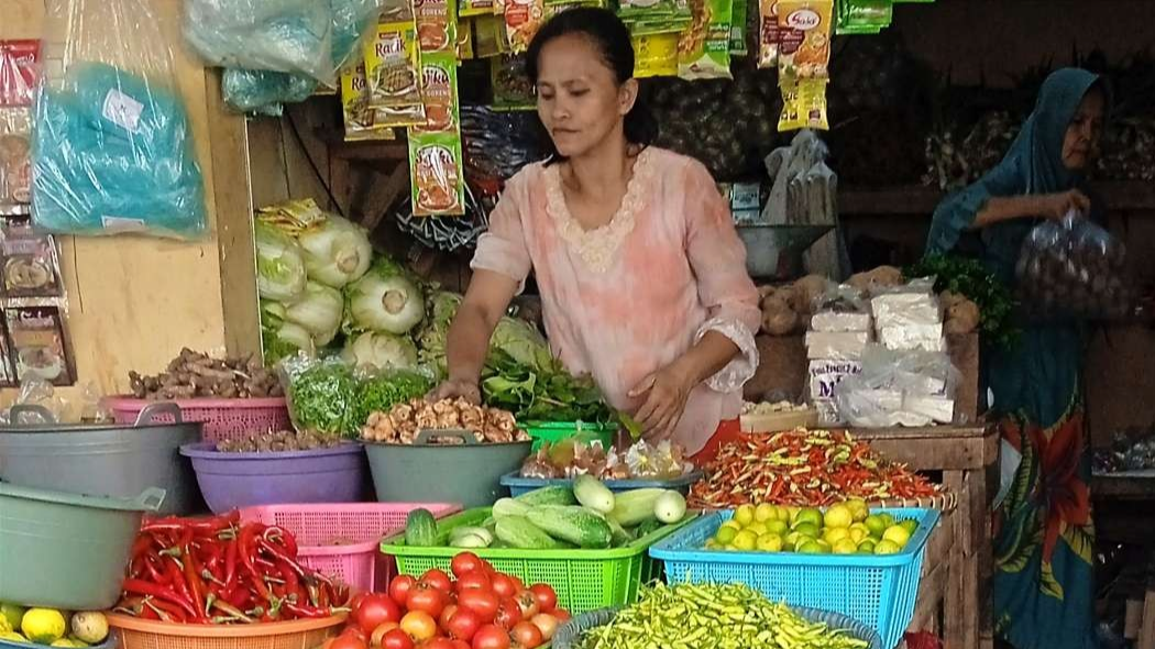 Harga komoditas sayuran di pasar tradisional Bondowoso kompak naik, masuk November 2023. (Foto: Guido Saphan/Ngopibareng.id)