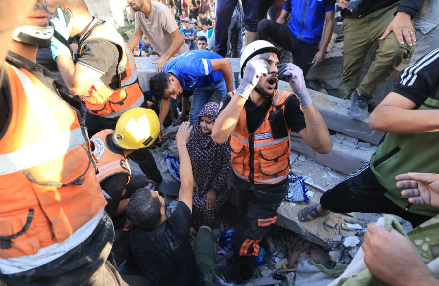 Roket Israel menarget konvoi ambulans di Rumah Sakit Al Shifa, Gaza. Dokter Tanpa Batas berkomitmen melindungi warga korban bom Israel. (Foto: Reuters Via Al Jazeera)