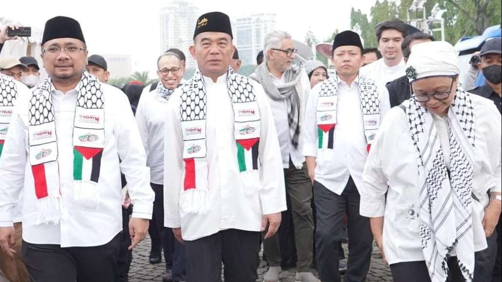 Menteri Agama Gus Yaqut bersama Menko PMK Muhadjir Effendy dan Menlu Retno Marsudi mengikuti Aksi Damai Bela Palestina di Monas, Jakarta, Minggu 5 November 2023. (Foto: Dokumentasi Kemenag RI)