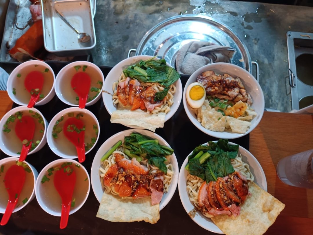 Sajian bakmi daging bebek peking di Depot Chao Guo, Kota Malang (Foto: Lalu Theo/Ngopibareng.id)