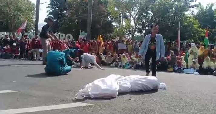 Aksi teatrikal santri dan kader Muhammadiyah Bojonegoro dalam aksi belas Palestina di Kota Bojonegoro, pada Minggu 5 November 2023. (Foto: sujatmiko/ngopibareng.id)