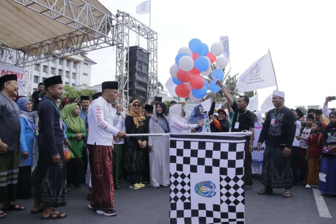 Bupati Ponorogo memberangkatkan peserta jalan sehat dalam rangka peringatan hari santri. (Foto: Dok Kominfo Ponorogo)