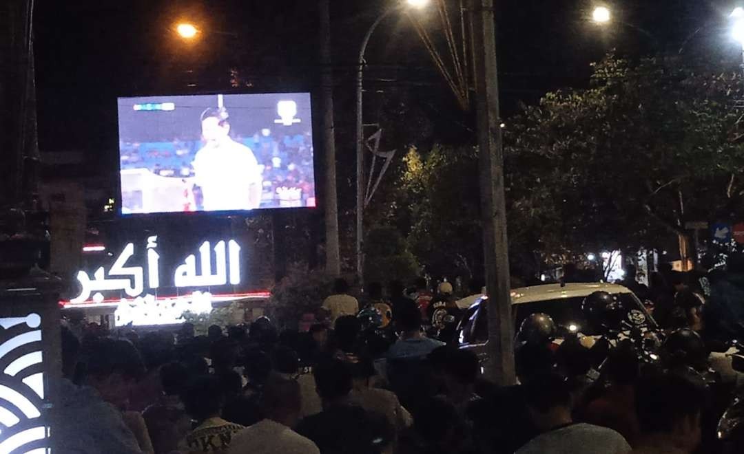 Nobar Persijap v Persela di pojok Alun Alun Lamongan Foto : Imron Rosidi/ngopibareng.id)