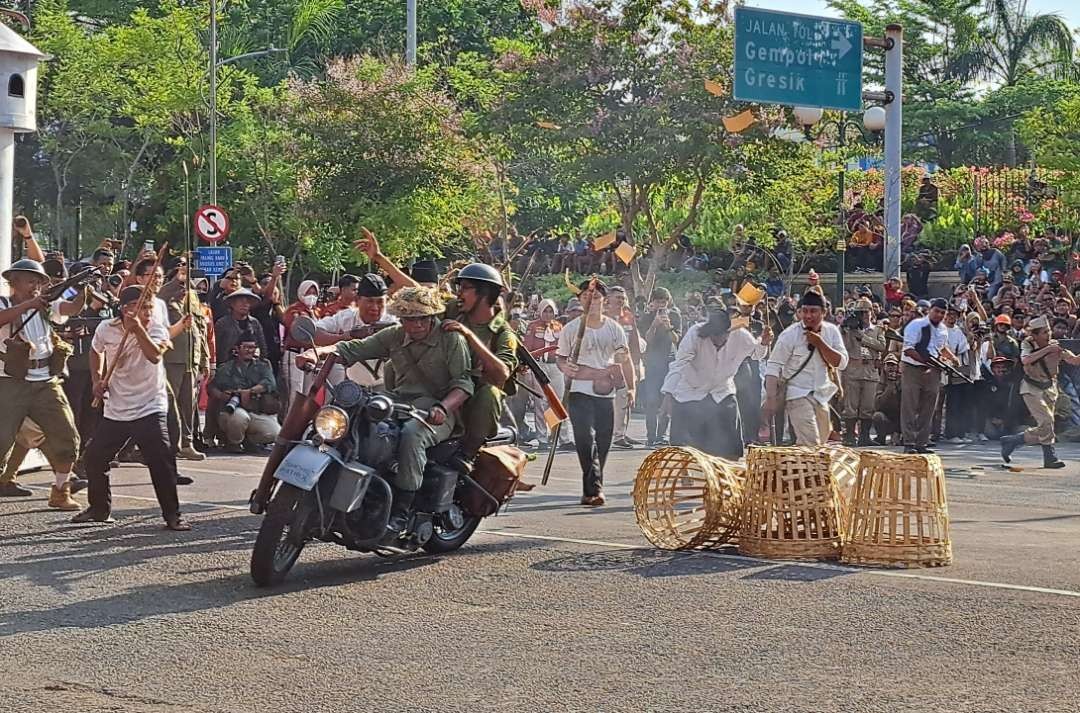 Suasana Parade Surabaya Juang di Tugu Pahlawan Surabaya. (Foto: Pita Sari/Ngopibareng.id)