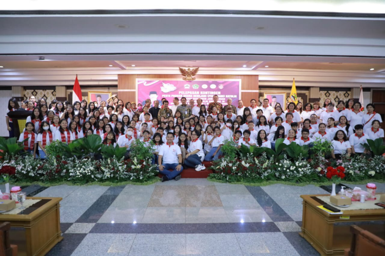 Pj Gubernur Jawa Tengah, Nana Sudjana melepas kontingen Jawa Tengah Pesta Paduan Suara Gerejani (Pesparani) Katolik Indonesia, Jumat 27 Oktober 2023. (Foto: Humas Jateng)