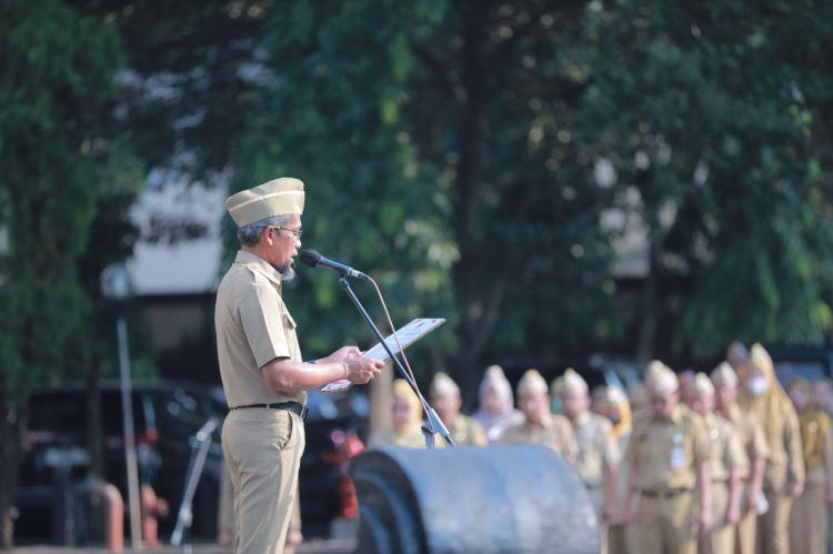 Sekretaris Daerah Jawa Tengah, Sumarno memimpin ikrar netralitas ASN Pemilu 2024 saat apel pagi, Senin 30 Oktober 2023. (Foto: Humas Jateng)