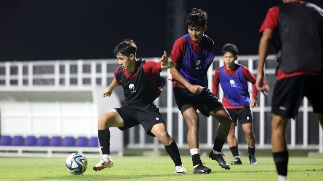 Pemain Timnas U-17 menjalani latihan di Lapangan A komplek Stadion Gelora Bung Tomo (GBT), Surabaya, Senin 6 November 2023. (Foto: PSSI)