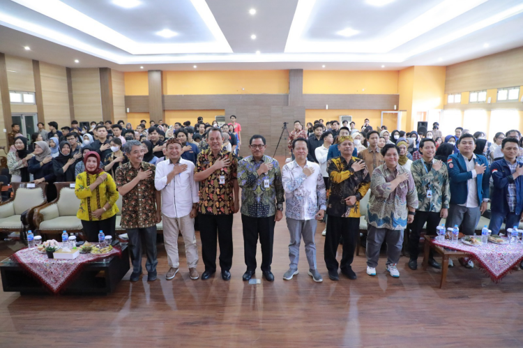 Pj Gubernur Jawa Tengah, Nana Sudjana saat Sambang Kampus dan Seminar Kebangsaan di Fakultas Ilmu Sosial dan Politik, Universitas Diponegoro, Semarang, Jumat 27 Oktober 2023. (Foto: Humas Jateng)