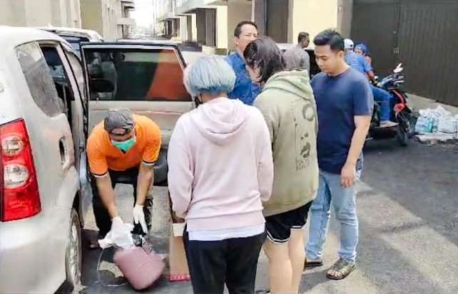 Petugas saat mengamankan tabung gas helium yang ditemukan di lokasi tewasnya mahasiswi Kedokteran hewan Unair (foto : Aini/Ngopibareng.id)