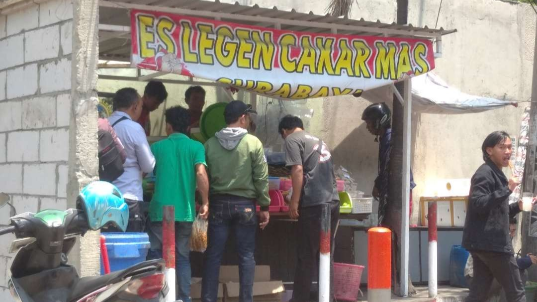 Suasana lapak Es Legen Cakar Mas yang terletak di Jalan Sulawesi, Gubeng, Surabaya. (Foto: Julianus Palermo/Ngopibareng.id)