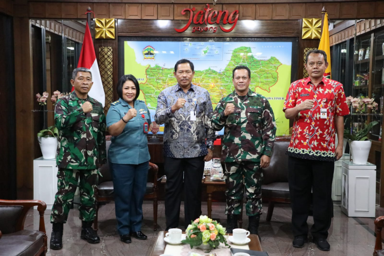 Pj Gubernur Jawa Tengah, Nana Sudjana saat bertemu dengan Komandan Lanal (Danlanal) Semarang, Kolonel Laut (E) Joko Andriyanto di Kantor Gubernur Jawa Tengah, Rabu 1 November 2023. (Foto: Humas Jateng)