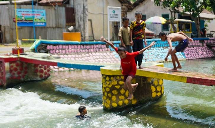 Keseruan anak-anak di Desa Penambangan saat mandi di sungai. (Foto: Aini Arifin/Ngopibareng.id)