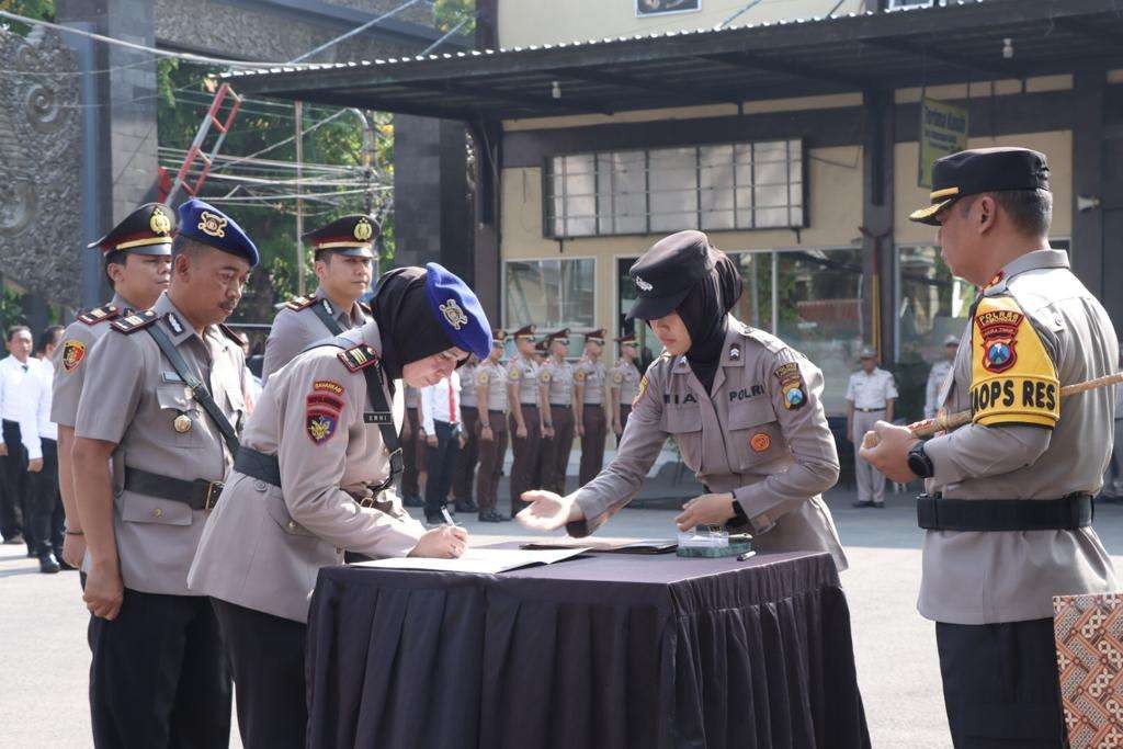 Kapolres Lamongan AKBP Yakhob Silvana Delareskha memimpin sertijab tiga perwira Polres Lamongan (Foto :Istimewa)