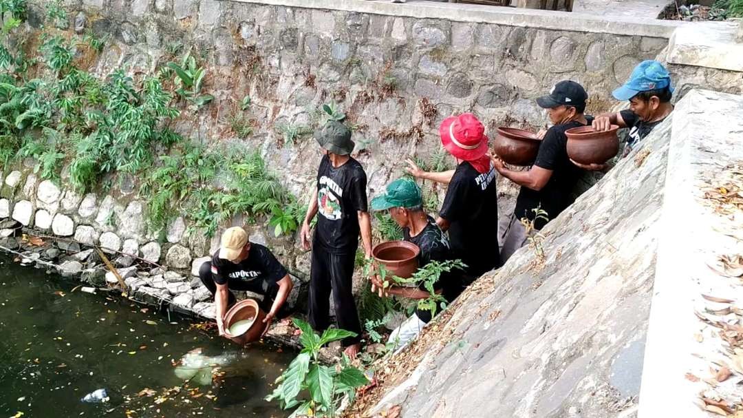 Para petani di Desa Paron menggelar ritual sedekah dawet dengan maksud mengundang hujan turun. (Foto: Istimewa)