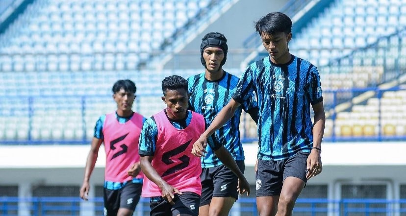 Skuat Arema FC saat menjalani official training sebelum melakoni laga pekan ke-19 (Foto: Twitter/@Aremafcofficial)