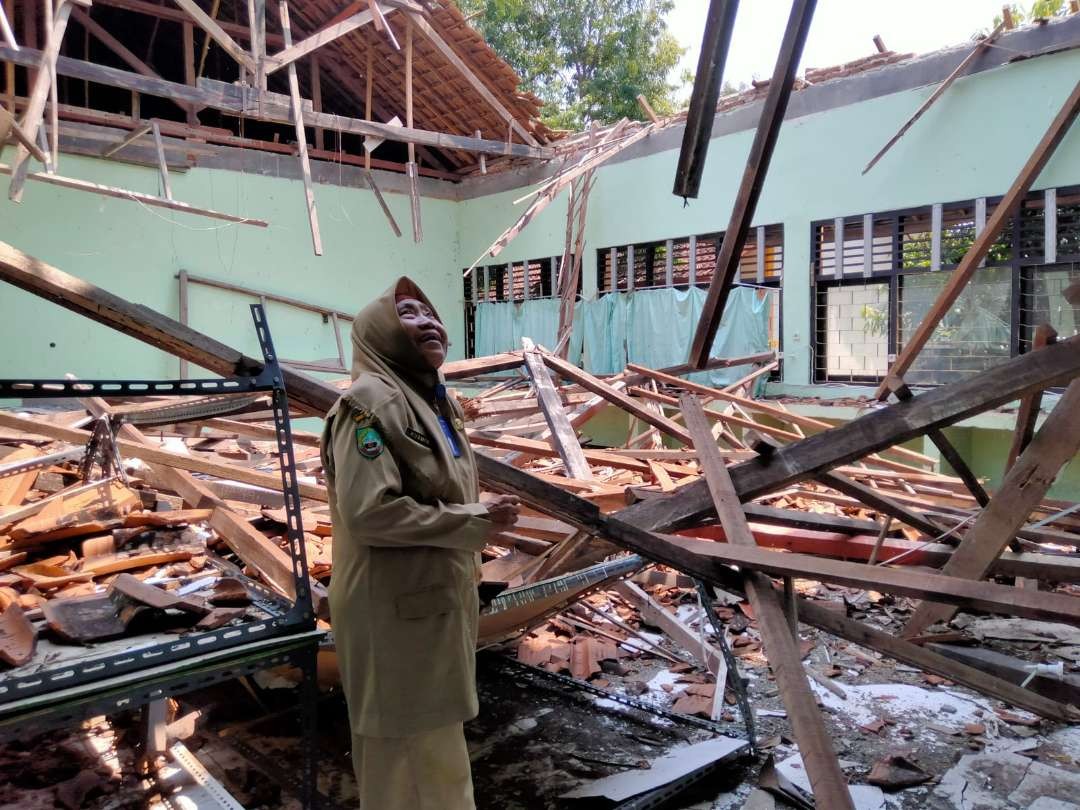 Atap ruang laboratorium komputer SMP Negeri di Blora ambrol. (Foto: Ahmad Sampurno/Ngopibareng.id)