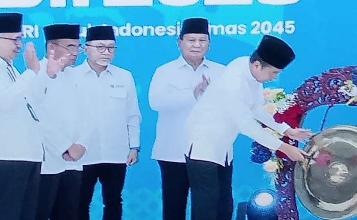 Presiden Joko Widodo meresmikan pembukaan Rakernas LDII 2023 dengan pemukulan gong delapan kali (Foto: Asmanu Sudarso/Ngopibareng.id)