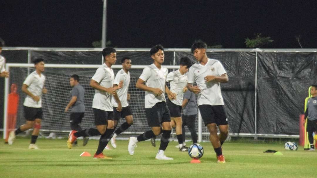 Pemain Timnas U-17 menjalani latihan di Lapangan A Komplek Stadion Gelora Bung Tomo, Surabaya, Selasa 7 November 2023 malam. (Foto: Istimewa)