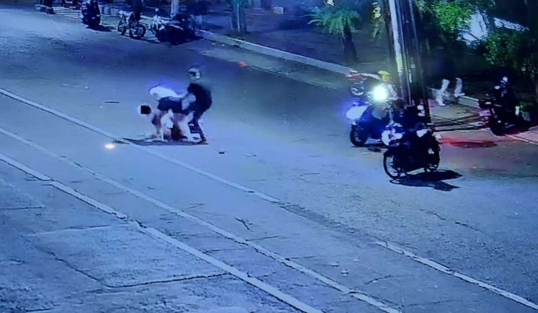 Tangkapan layar rekaman CCTV pengeroyokan yang dialami pelajar SMP di Banyuwangi. (Foto: Istimewa)