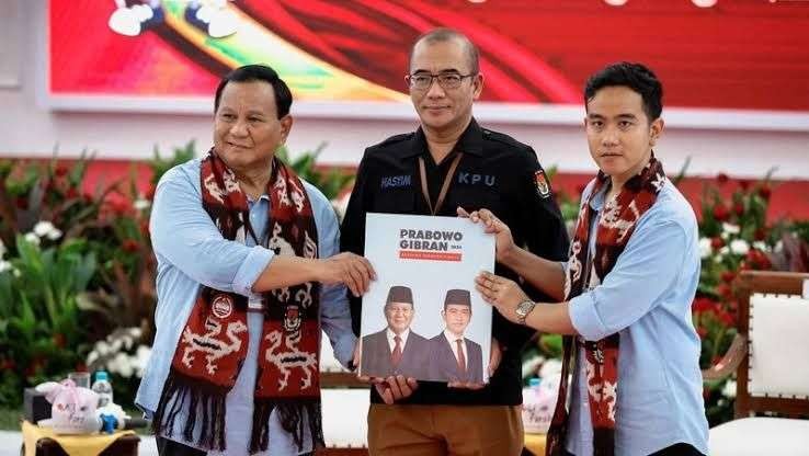 Pasangan capres dan cawapres, Prabowo Subianto (kiri) dan Gibran Rakabuming Raka (kanan), saat pendaftaran di KPU, pada 25 Oktober 2023. (Foto: Istimewa)