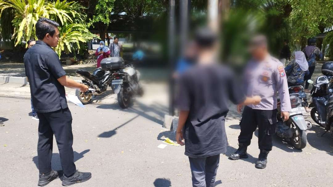 Polisi melakukan cek TKP di lokasi pengeroyokan pelajar SMP. (Foto: Muh. Hujaini/Ngopibareng.id)