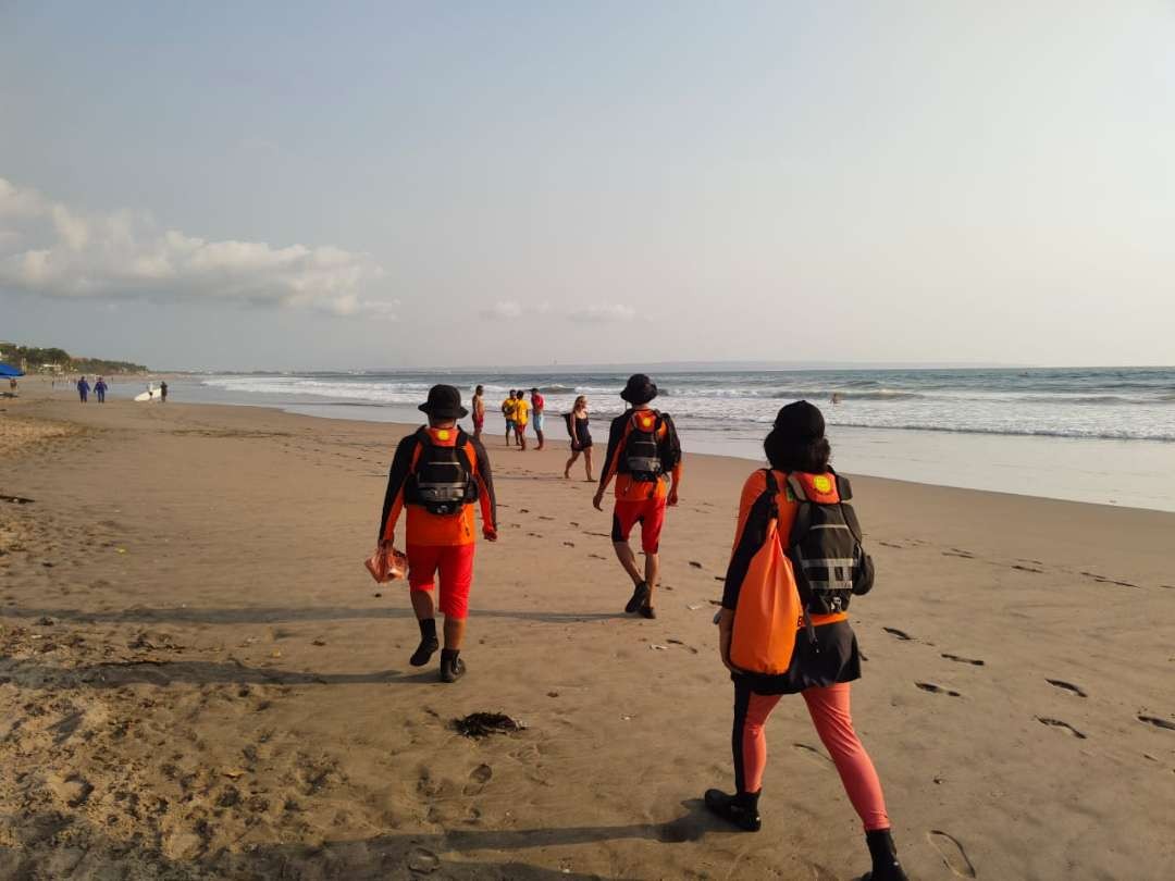 Tim SAR gabungan melakukan penyisiran di sepanjang pantai untuk mencari wisatawan yang hilang (Foto: Basarnas Bali)