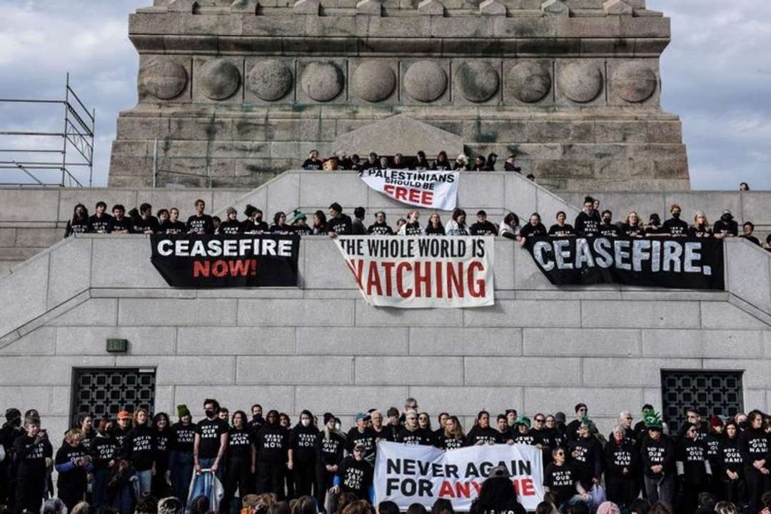 Aktivis dari Jewish Voice for Peace menduduki pelataran Patung Liberty pada 6 November 2023 di New York City. (Foto: afp)