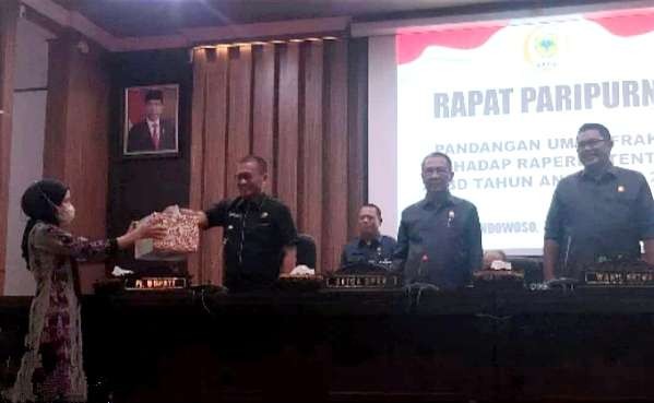 Pj Bupati Bondowoso Bambang Soekwanto ikut menyumbangkan dana dalam aksi penggalangan dana untuk Palestina di Ruang Paripurna DPRD Bondowoso.(Foto: Guido/Ngopibareng.id)