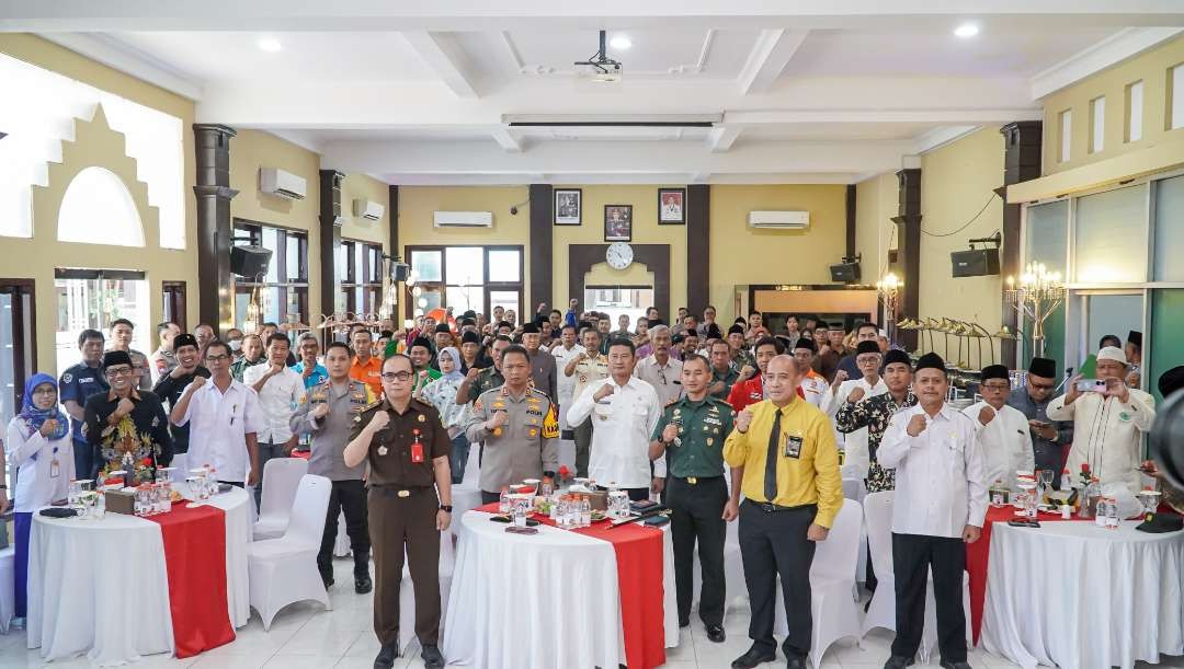 Bupati Lamongan, Yuhronur Efendi bersama Forkomoimda dan pimpinan elemen masyarakat menggelar deklarasi pemilu damai (Foto: Istimewa)