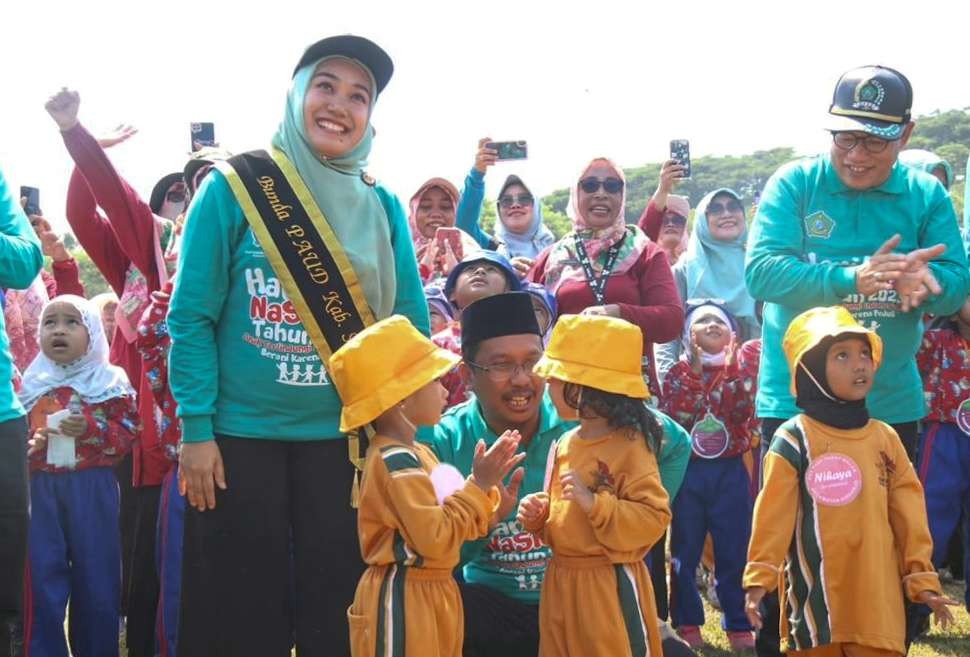 Bupati Sidoarjo foto bersama saat Peringati hari anak Nasional (foto : Aini/Ngopibareng.id)