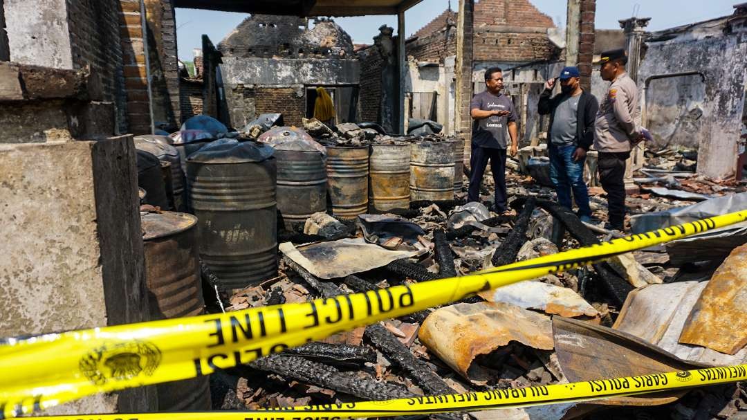 Polisi saat melakukan olah TKP di bekas lokasi kebakaran. (Foto: Aini Arifin/Ngopibareng.id)