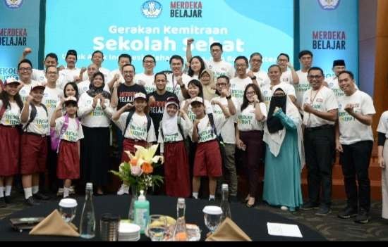 Mendikbudristek Nadiem Makarim berfoto bersama setelah penandatanganan kemitraan untuk kampanye sekolah sehat. (Foto: BKLM)