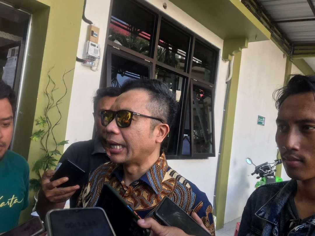 Rahmat Santoso, mantan Wakil Bupati Blitar, menjalani pemeriksaan di Kejaksaan Negeri Blitar selama lima jam, Rabu 8 November 2023. (Foto: Choirul Anam/Ngopibareng.id)