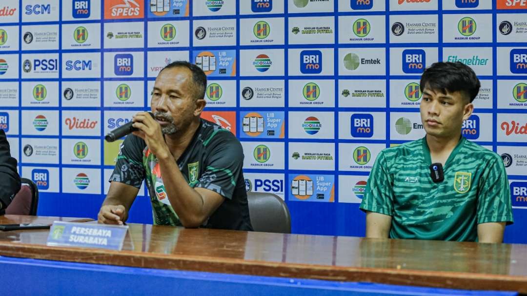 Karteker Persebaya Uston Nawawi bersama Pemain Wildan Ramadhan. (Foto: Persebaya)