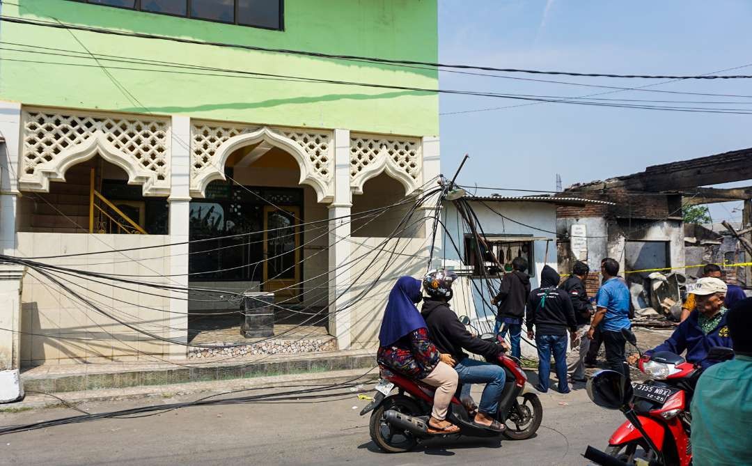 Mushola Jama'atul Muslimin tak tersentuh api meskipun bangunan sebelahnya ludes terbakar, saat kebakaran pom mini di Desa Jumputrejo Sidoarjo, Jawa Timur, Selasa 8 November 2023 malam. (Foto: Aini Arifin/Ngopibareng.id)