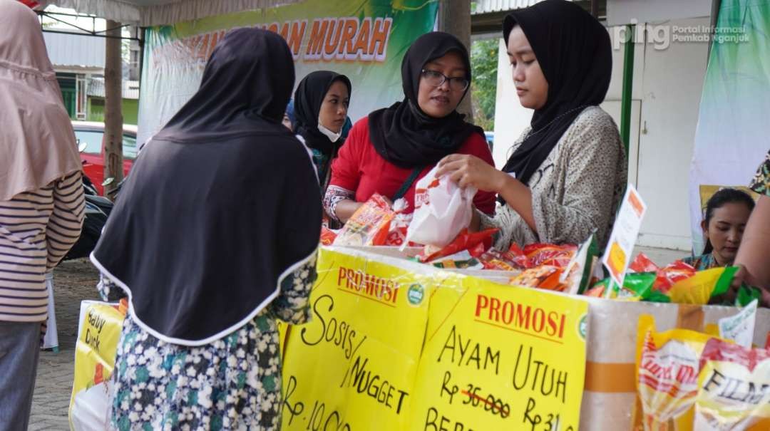 Gerakan Pangan Murah (GPM) di Kecamatan Loceret Kabupaten Nganjuk, di halaman depan Bumdesma Djati Mart, Selasa 7 November 2023. (Foto: dok. pemkab nganjuk)