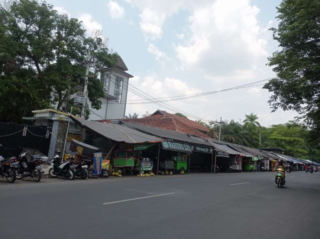 PKL yang berdiri di atas trotoar Jalan Jawa, Jember (Foto: Rusdi/Ngopibareng.id)