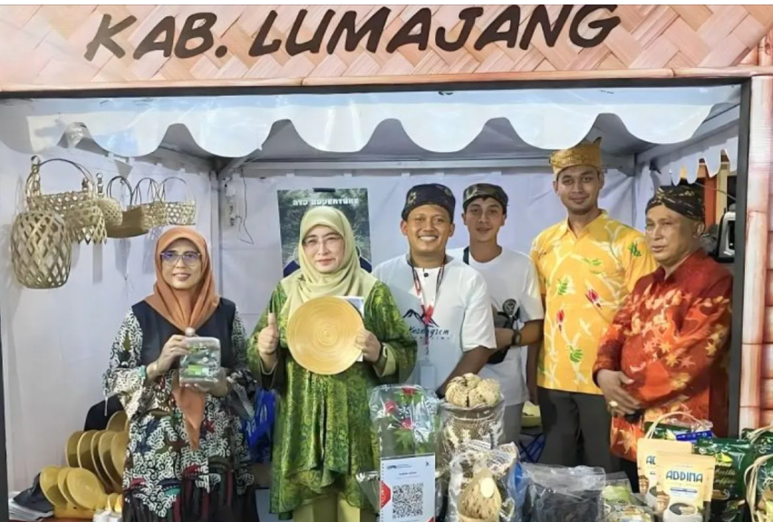 Kontingen dari Pemkab Lumajang meraih prestasi di ajang Festival Desa Wisata Cerdas Mandiri Sejahtera (Dewi Cemara) Jawa Timur. (Foto: Ant)