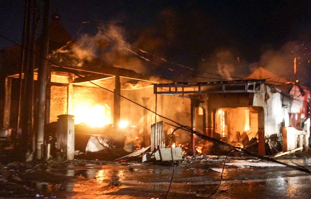 Kebakaran pom mini akibat 3 rumah hangus di Sidoarjo (Foto : Aini/Ngopibareng.id)