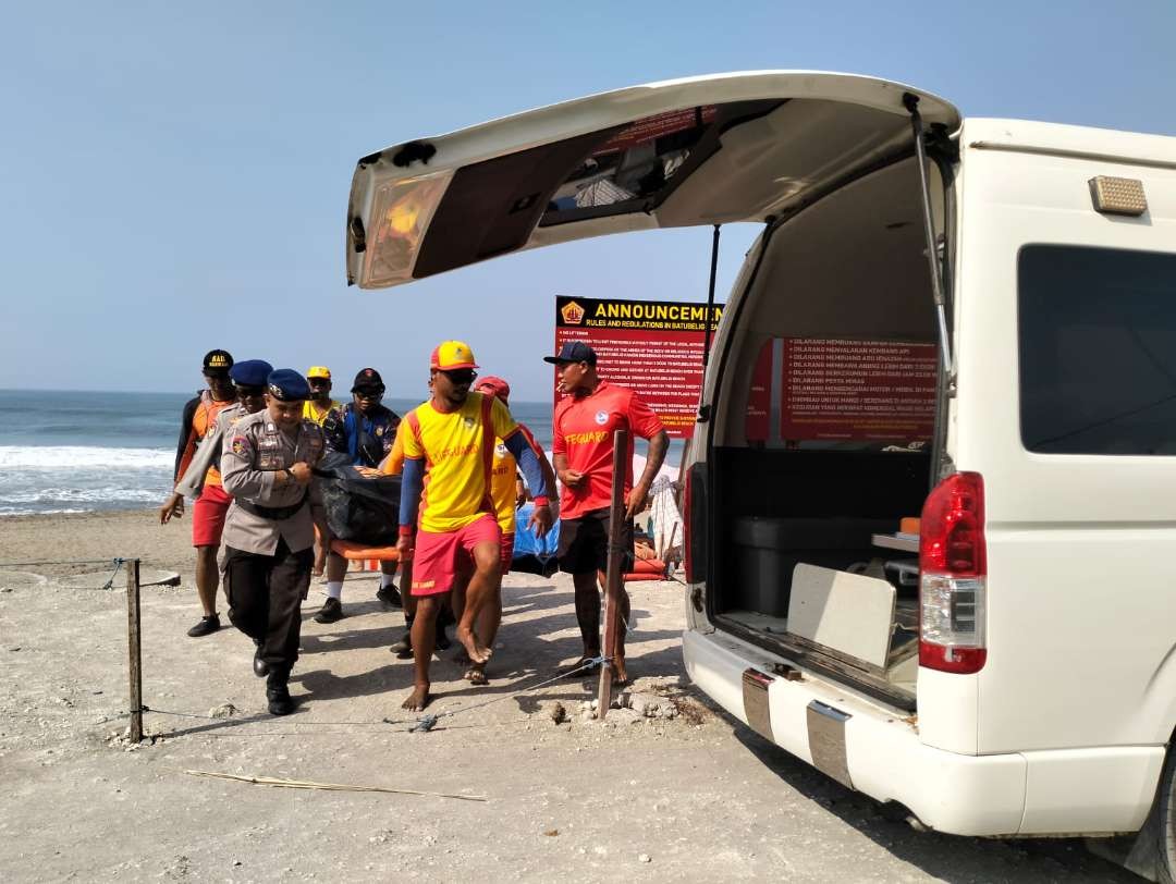 Tim SAR gabungan mengevakuasi jenazah warga negara asing yang terseret arus (foto: Basarnas Bali)