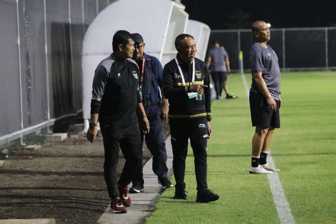 Waketum PSSI Zainudin Amali saat mendampingi pemain Timnas Indonesia U-17 menjalani latihan di Lapangan C Kompleks Stadion Gelora Bung Tomo, Surabaya. (Foto: PSSI)