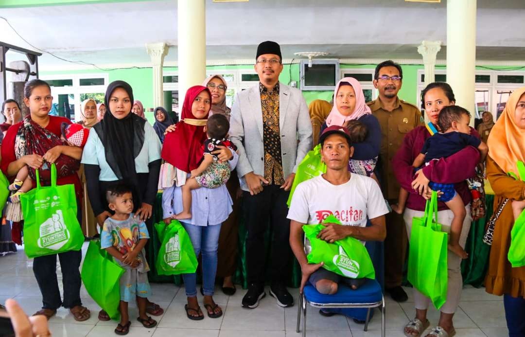 Gus Muhdlor foto bersama usai pembagian bantuan telur dan daging ayam (Foto: Aini /Ngopibareng.id)