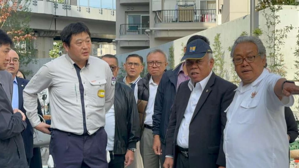 Dubes Heri Akhmadi dan Menteri Pekerjaan Umum dan Perumahan Rakyat Basuki Hadimuljono, meninjau pembangunan Gedung KBRI Tokyo. (Foto: KBRI Tokyo)