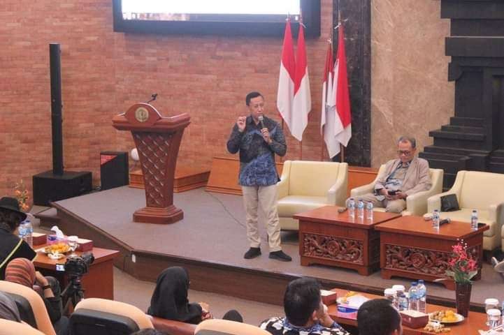 Yusron Aminulloh, Provokator Literasi Nasional dalam acara Sarasehan Literasi sekaligus Launching Perpustakaan Digital UWKS. (Foto:de durian)