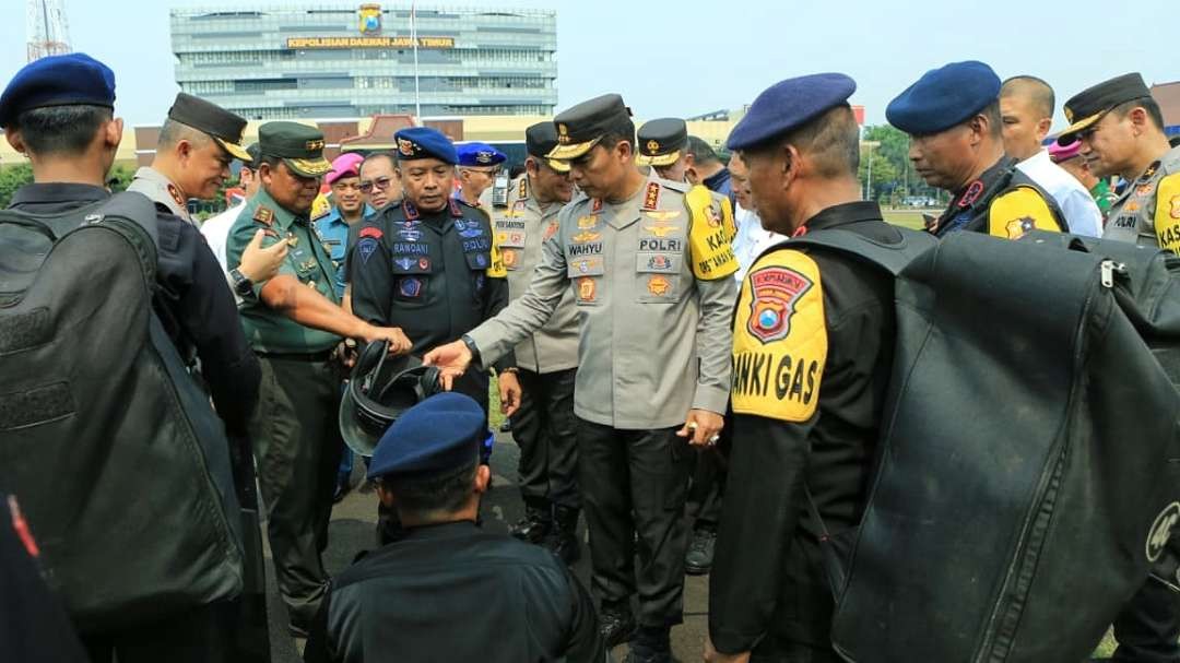 Kaops Aman Bacuya 2023, Komjen Pol Wahyu Widada saat mengecek kesiapan pasukan untuk pengamanan Piala Dunia U-17 di Mapolda Jatim, Surabaya, Kamis 9 November 2023. (Foto: Istimewa)