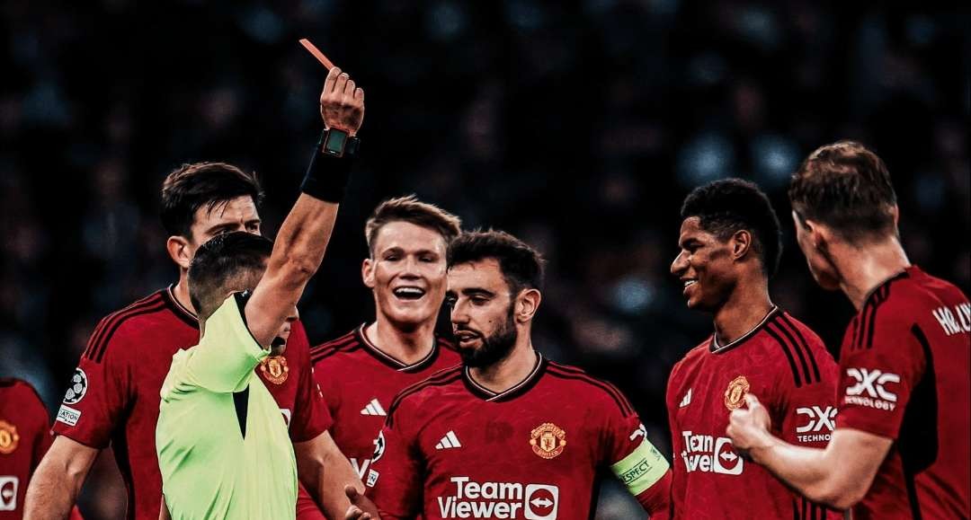 Wasit memberi kartu merah langsung kepada Marcus Rashford yang tidak sengaja menginjak kaki pemain Copenhagen Elias Jelert. (Foto: X/@unitedabout)